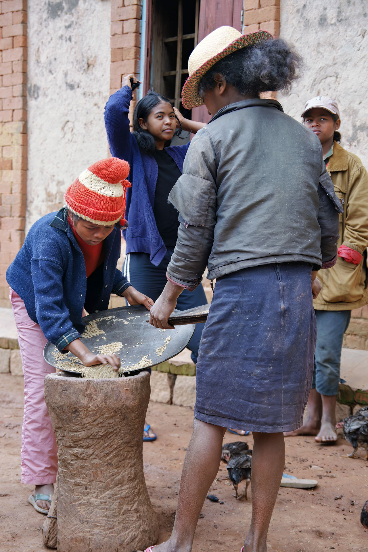 Bevor das Mehl gestampft wird, wird der Reis in den Stampfbehälter gefüllt.